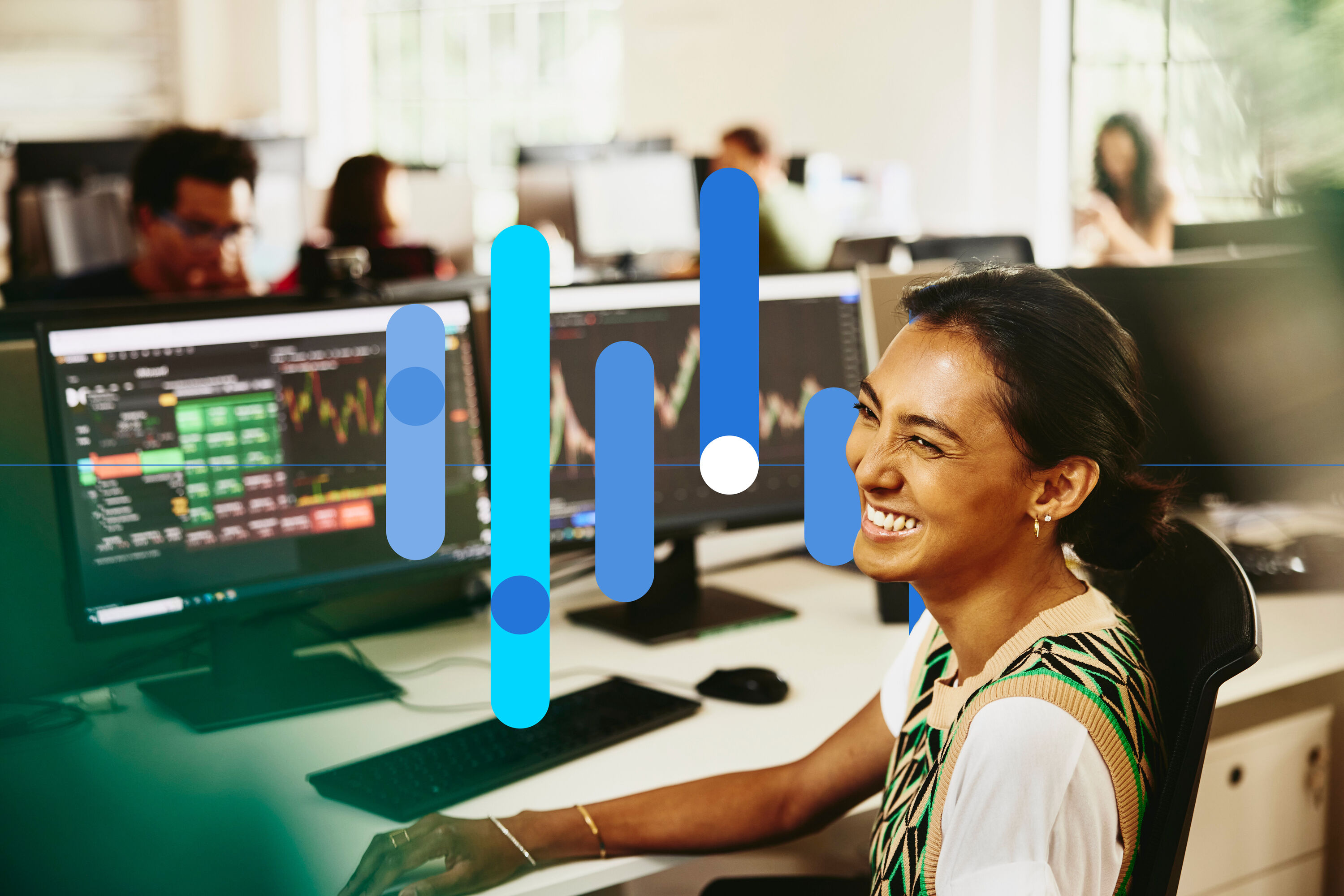 una ragazza sorridente che lavora al pc elaborando grafici