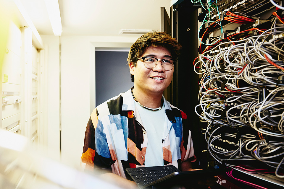 ragazzo che lavora nell'informatica