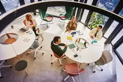 persone che lavorano in uno spazio di coworking