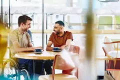 due ragazzi che fanno networking in un bar