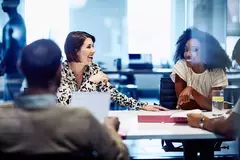 un gruppo di persone che fa test psicoattitudinali al colloquio